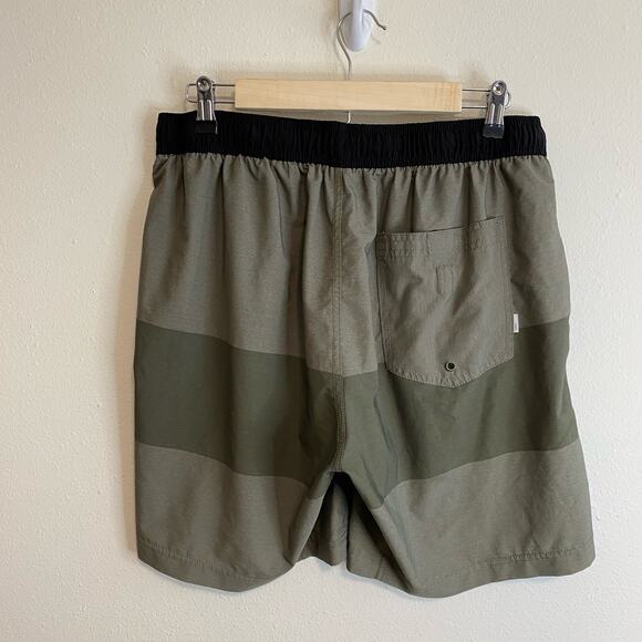 Vuori Men's Shorts Kore Lined Green Stripe Workout Gym Stretch - Picture 3 of 7
